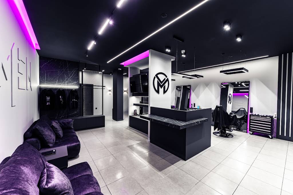 Εσωτερικός χώρος του OMEN Hair Project με θέσεις κουρέματος